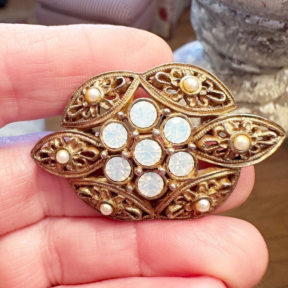 Vintage Sarah Coventry Gold Tone Rhinestone Faux‎ Pearl Brooch